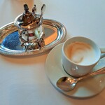 レストラン ヴァリエ - 食後のカフェはカプチーノをチョイス、シュガーポットもエレガントなデザイン