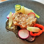 レストラン ヴァリエ - ドーンとと塊のゆすのきポークが迫力満点！刻み玉ねぎにセージやケイパーで酸味と香り豊かなソースと、かぶやズッキーニ、パプリカにラディッシュなど亀岡産の有機野菜も味が濃い！