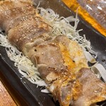 Konjouyaki - 肉に巻かれた大葉チーズ
                        