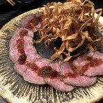 大 - ローストビーフ！玉ねぎ？のソースでサッパリ美味い！真ん中の牛蒡揚げが絶妙の箸休め。