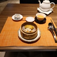 中国料理柳城 - ◯トリュフクリームを乗せた蒸し餃子とフカヒレ餃子
                    点心の盛り合わせで
                    フカヒレの入った蒸し餃子と
                    雪をイメージしたトリュフクリームを載せた
                    かぼちゃの皮の点心との説明