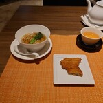 Ryuu Jou - ◯秀麗豚ロースのパイコー麺
                      揚げ物とスープそばとの説明
                      
                      豚肉は味付けてあり、中国系の香辛料な味わいも感じ
                      カリッと揚げられてて美味しい