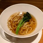 Ryuu Jou - そして鶏の旨味シッカリ目な薄口醤油ラーメン
                      麺の弾力感もあって美味しい味わい