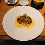 Ryuu Jou - ◯鶏もも肉のハーブ焼きレモンソース
                      鶏もも肉のハーブ揚げで野菜とレモンのソース
                      との説明
                      
                      コンガリと焼かれて鶏皮が香ばしい旨味ある鶏肉