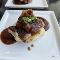 中国菜 老四川 飄香 銀座三越店 - 【黒酢の酢豚】味4.1
                    セットメニューに組み込まれているものですが、酸味抑えめの豚は片栗粉で軽く、濃厚な甘さがアクセントの癖に残る酢豚。
                    酢豚の土台は山芋。山芋は結構あっさりなのでサクサク食べれます。