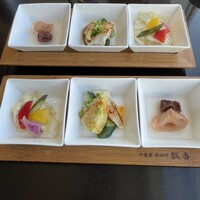 中国菜 老四川 飄香 銀座三越店 - 【前菜三種盛り】味3.2
                    キャベツとパプリカの漬け物ですね。酸っぱさはあまり無いので、苦手な人も食べれるかも。
                    真ん中の鶏も「よだれ鶏」のようで中々旨い。
                    右の蓮根と梅干しは、甘くってビックリです‼️