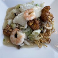 中国菜 老四川 飄香 銀座三越店 - 【海鮮あんかけ焼きそば】味4.0
                    最初の印象はコレだけ❓
                    足りないよぉ〜、といった感じでした。（まあまあ量はありました）
                    トッピングは、イカ・ホタテ・エビ・白菜・蓮根・ネギ・シメジ・カリフラワー。