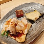 鮨 しゅん輔 - 蒸し蝦夷鮑と鮟肝きつね、炙ったタラコ