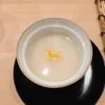 鮨 しゅん輔 - 最初は真鱈の白子の擦り流しの茶碗蒸し。意を温めて準備は万端