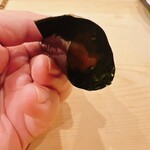 鮨 しゅん輔 - 馬糞ウニを手巻きにしたところ