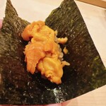 鮨 しゅん輔 - 馬糞ウニの手巻きです。丸友の海苔とよく合います