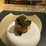 クッチーナ - 帆立フライ　いぶりがっこ入りのタルタルはスモーキーで美味　キャビアってこんなに美味しいんだ〜塩分控えめでプチプチした食感と旨味がめっちゃ旨です