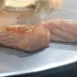 味鉄 - ロース焼いてます(手前強め、奥馬なりで焼いてます)