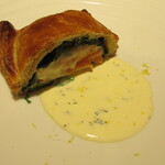 パスタとワインのお店 Piacere - サーモンのパイ包み ほうれん草 ベシャメルソース レモンのソース