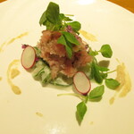 パスタとワインのお店 Piacere - レモンの果汁を入れたまぐろのタルタル仕立て ヨーグルトと合わせたきゅうり  西洋わさびのソース