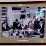 黒船亭 - 1979年にジョンレノンとオノヨーコが来店した時の写真が壁に貼ってあります。