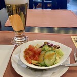 黒船亭 - 「サッポロ黒ラベル(生)」800、Bセットのサラダ