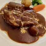 黒船亭 - １週間じっくり煮込んでは漉(こ)して…を繰り返し作る黒船亭伝統のデミグラスソースを使った「ビーフシチュー」