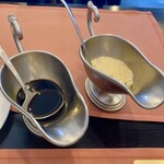 黒船亭 - 小エビのフライ用のウスターソースとタルタルソース