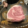 アラルデ - 最初に薪窯に入れるお肉をプレゼンテーション