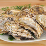 正栄 - 料理写真:選りすぐりの大粒の糸島産牡蠣。殻付きのまま豪快に焼いて