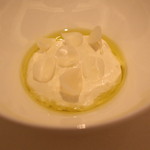 カンテサンス - 塩とオリーブ油が主役　山羊乳のバヴァロワ　(2013/12)