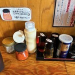 究極のにぼし味噌らーめん 人間ばんざい - 卓上