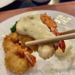 黒船亭 - タルタルソースを付けて頂きました