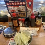 串カツ田中 - カウンター席卓上とお通し（キャベツ）￥300×2