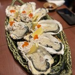 酒肴場 屯 - ドドンと大ぶりの三陸の牡蠣と北海道の鱈の白子。