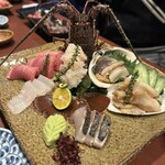 酒肴場 屯 - お造りは、伊勢海老、大トロ、ホッキ、トリガイ、タイなど、、、豪華絢爛、日本酒がすすみます。
