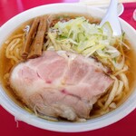 一品香 - ラーメン900円
            
            表面に鶏油が漂う清湯。
            鶏・豚ガラと野菜の出汁に、
            角のない優しい醤油カエシ！
            後味に甘みがやってきて、香りも良い。
            今宮店比較で、動物系のコクが少なく、
            塩み優しい。