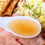 一品香 - ラーメン900円
            
            表面に鶏油が漂う清湯。
            鶏・豚ガラと野菜の出汁に、
            角のない優しい醤油カエシ！
            後味に甘みがやってきて、香りも良い。
            今宮店比較で、動物系のコクが少なく、
            塩み優しい。