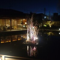鉄板・懐石 くら馬 - 中庭には鯉が泳いでいて、デッキに用意された餌を自由にあげる事が出来ます