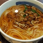 佐藤養助 秋田店 - なめこたっぷり。大葉の風味もいい。