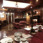 ステーキ＆ワイン オクソン - 左の食器棚には高価なティーカップなどが。