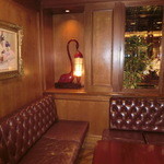 ステーキ＆ワイン オクソン - スワンの形のランプはマダムが英国で買ってこられたものだそう。