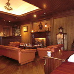 ステーキ＆ワイン オクソン - 皮張りのソファに暖炉。アンティークな家具の数々。