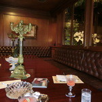 ステーキ＆ワイン オクソン - 地下のサロンなのにお庭が見えます。