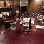 ステーキ＆ワイン オクソン - オクソンさんでの食後は、こちらでデザート&飲み物。暖炉のある地下のサロン。オクソンさんでも、久壺庵さんでも、食後はこちらでユックリです♪