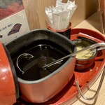 鰻家 - 追いタレと山椒
      追いダレはたっぷり入っている。