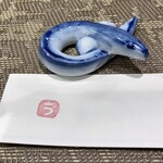 鰻家 - 箸置きも鰻、箸袋には「う」