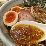 Sakurai Chuuka Sobaten - 節など和な味わいが先行するスープにガーリックオイルと香ばしいガーリックチップ。辛味はマイルドながらじんわり身体が温まります。