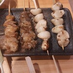 炭火焼き ちから - 鶏皮とニンニク