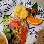 Nitaro To Enthiwan - ロースカツカレーセットの野菜サラダとフルーツ