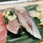 寿司 魚がし日本一 - カツオたたき（左）、シメサバ（右）