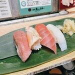 寿司 魚がし日本一 - 左からワラサ、焼きトロサーモン、マグロ赤身、イカ