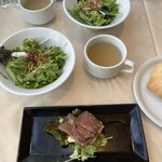 ザ オイスタールーム - 手前: 牛肉のタリアータ、ワサビとマッシュポテトとトリュフのソース
