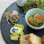 Wakanouracafe Malerei - 和歌の浦ランチプレートのお野菜の小鉢（高野豆腐・カボチャ・ニンジン・えんどう豆の炊き合わせ）、温野菜、しそパスタ