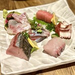 水魚 - 刺し盛り6点盛り（2人前3,000円）画像は5人前